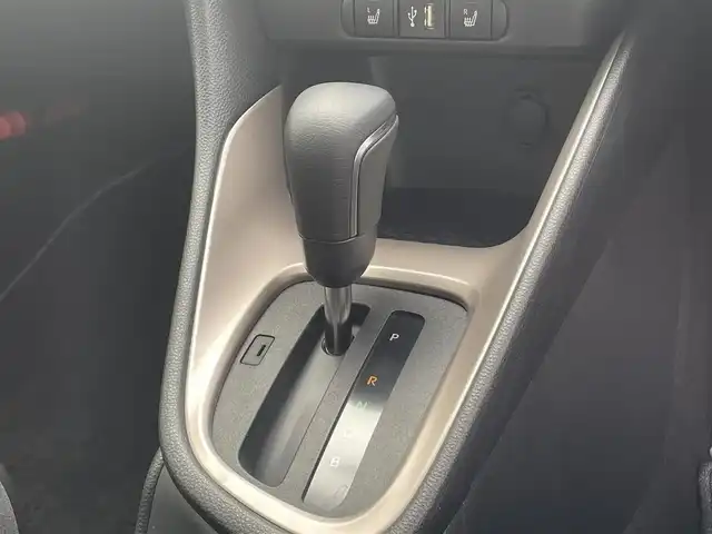 トヨタ ヤリス ハイブリッド Z 滋賀県 2023(令5)年 0.1万km プラチナホワイトパールマイカ ワンオーナー/純正ナビ/(AM/FM/BT/USB)/ブラインドスポットモニター/全方位モニター/ETC2.0(ビルトイン)/前後ドライブレコーダー/シートヒーター/クリアランスソナー/トヨタセーフティセンス/・プリクラッシュセーフティ/・レーントレーシングアシスト/・オートマチックハイビーム/クルーズコントロール/ステアリングヒーター/革巻きステアリング/ステアリングスイッチ/横滑り防止装置/オートライト/LEDヘッドライト/フロアマット/電動格納ミラー/プッシュスタート/EVモード/スペアキー