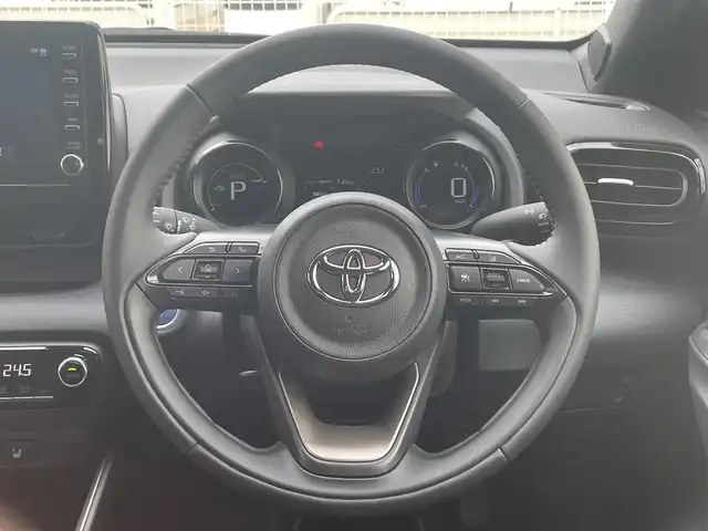 トヨタ ヤリス ハイブリッド Z 滋賀県 2023(令5)年 0.1万km プラチナホワイトパールマイカ ワンオーナー/純正ナビ/(AM/FM/BT/USB)/ブラインドスポットモニター/全方位モニター/ETC2.0(ビルトイン)/前後ドライブレコーダー/シートヒーター/クリアランスソナー/トヨタセーフティセンス/・プリクラッシュセーフティ/・レーントレーシングアシスト/・オートマチックハイビーム/クルーズコントロール/ステアリングヒーター/革巻きステアリング/ステアリングスイッチ/横滑り防止装置/オートライト/LEDヘッドライト/フロアマット/電動格納ミラー/プッシュスタート/EVモード/スペアキー