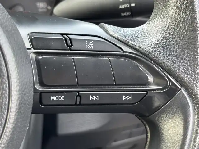 トヨタ ヤリス X 大分県 2020(令2)年 7.6万km ホワイトパールクリスタルシャイン ・純正ナビ(BT.USB.Miracast)/・バックモニター/・プリクラッシュセーフティ/・ブラインドスポットモニター/・レーンキープアシスト/・コーナーセンサー/・ETC/・オートハイビーム/・ステアリングリモコン/・スマートキー