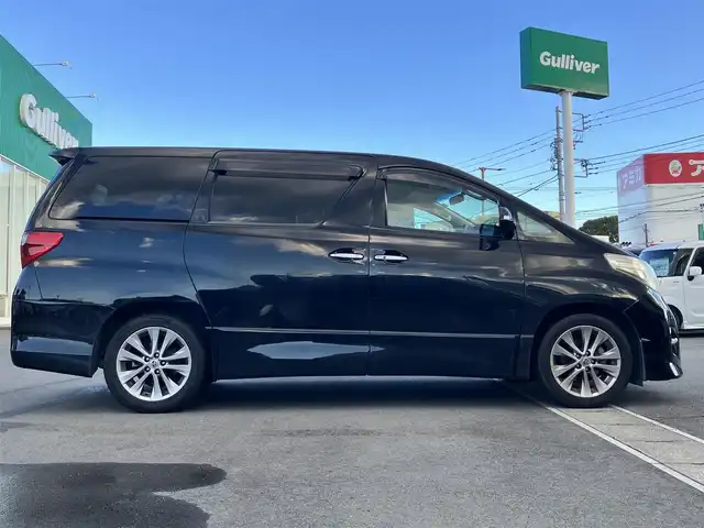 トヨタ アルファード 240S プライムセレクションⅡ 静岡県 2010(平22)年 9.5万km ブラック エンジンスタートボタン/パワーステアリング/パワーウィンドウ/スマートキー/Wオートエアコン/ALPINE製後席モニター/ETC/バックカメラ/SDナビ（CD/DVD/BT/フルセグ）/三列シート/オットマン/電動リアゲート/ウォークスルー/純正フロアマット/純正アルミホイール/両側パワースライドドア/布シート/ABS/横滑り防止装置/コーナーセンサー前後/オートライト/W+サイドエアバッグ/カーテンエアバッグ