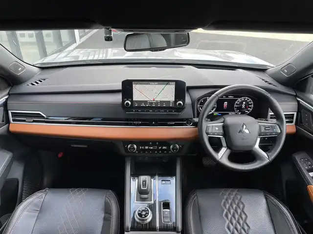 三菱 アウトランダー ＰＨＥＶ P 道央・札幌 2022(令4)年 2.9万km チタニウムグレーメタリック ４WD/プラグインハイブリッド/寒冷地仕様/BOSEサウンドシステム/純正メーカーナビ/AM/FM/BT/フルセグ/衝突被害軽減ブレーキ/横滑り防止装置/アダプティブクルーズコントロール/ヒルディセントコントロール/レーンキープアシスト/クリアランスソナー/アラウンドビューモニター/ドライブレコーダー/自動防眩ミラー/DRIVEMODE切替/EVMODE/ワイパーデアイサー/パワーバックドア/前席パワーシート/前席メモリーシート/前席/２列目シートヒーター/レザーシート/革巻きステアリング/ステアリングリモコン/パドルシフト/ハンドルヒーター/AC100V/電動パーキング/ブレーキホールド/プッシュスタート/スマートキー/LEDヘッドライト/オートライト/フォグランプ/電動格納ミラー/ウィンカーミラー/純正フロアマット/ドアバイザー/スペアキー