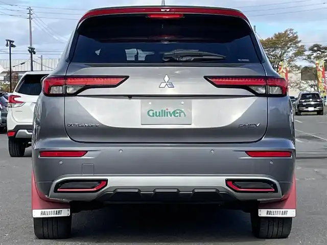 三菱 アウトランダー ＰＨＥＶ P 道央・札幌 2022(令4)年 2.9万km チタニウムグレーメタリック ４WD/プラグインハイブリッド/寒冷地仕様/BOSEサウンドシステム/純正メーカーナビ/AM/FM/BT/フルセグ/衝突被害軽減ブレーキ/横滑り防止装置/アダプティブクルーズコントロール/ヒルディセントコントロール/レーンキープアシスト/クリアランスソナー/アラウンドビューモニター/ドライブレコーダー/自動防眩ミラー/DRIVEMODE切替/EVMODE/ワイパーデアイサー/パワーバックドア/前席パワーシート/前席メモリーシート/前席/２列目シートヒーター/レザーシート/革巻きステアリング/ステアリングリモコン/パドルシフト/ハンドルヒーター/AC100V/電動パーキング/ブレーキホールド/プッシュスタート/スマートキー/LEDヘッドライト/オートライト/フォグランプ/電動格納ミラー/ウィンカーミラー/純正フロアマット/ドアバイザー/スペアキー