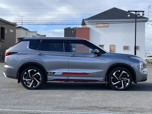 三菱 アウトランダー ＰＨＥＶ P 道央・札幌 2022(令4)年 2.9万km チタニウムグレーメタリック ４WD/プラグインハイブリッド/寒冷地仕様/BOSEサウンドシステム/純正メーカーナビ/AM/FM/BT/フルセグ/衝突被害軽減ブレーキ/横滑り防止装置/アダプティブクルーズコントロール/ヒルディセントコントロール/レーンキープアシスト/クリアランスソナー/アラウンドビューモニター/ドライブレコーダー/自動防眩ミラー/DRIVEMODE切替/EVMODE/ワイパーデアイサー/パワーバックドア/前席パワーシート/前席メモリーシート/前席/２列目シートヒーター/レザーシート/革巻きステアリング/ステアリングリモコン/パドルシフト/ハンドルヒーター/AC100V/電動パーキング/ブレーキホールド/プッシュスタート/スマートキー/LEDヘッドライト/オートライト/フォグランプ/電動格納ミラー/ウィンカーミラー/純正フロアマット/ドアバイザー/スペアキー