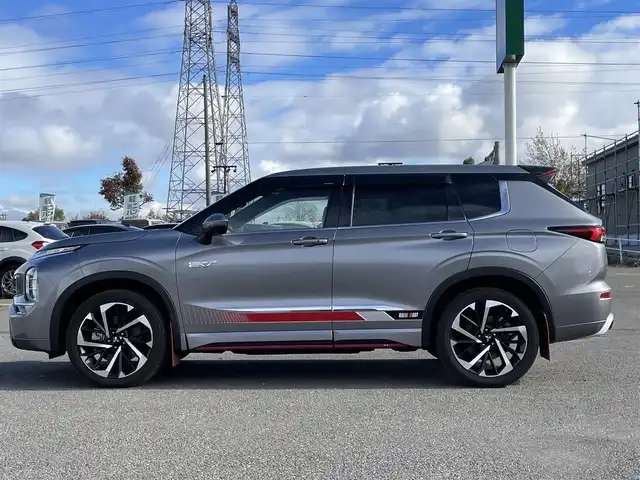三菱 アウトランダー ＰＨＥＶ P 道央・札幌 2022(令4)年 2.9万km チタニウムグレーメタリック ４WD/プラグインハイブリッド/寒冷地仕様/BOSEサウンドシステム/純正メーカーナビ/AM/FM/BT/フルセグ/衝突被害軽減ブレーキ/横滑り防止装置/アダプティブクルーズコントロール/ヒルディセントコントロール/レーンキープアシスト/クリアランスソナー/アラウンドビューモニター/ドライブレコーダー/自動防眩ミラー/DRIVEMODE切替/EVMODE/ワイパーデアイサー/パワーバックドア/前席パワーシート/前席メモリーシート/前席/２列目シートヒーター/レザーシート/革巻きステアリング/ステアリングリモコン/パドルシフト/ハンドルヒーター/AC100V/電動パーキング/ブレーキホールド/プッシュスタート/スマートキー/LEDヘッドライト/オートライト/フォグランプ/電動格納ミラー/ウィンカーミラー/純正フロアマット/ドアバイザー/スペアキー