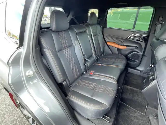 三菱 アウトランダー ＰＨＥＶ P 道央・札幌 2022(令4)年 2.9万km チタニウムグレーメタリック ４WD/プラグインハイブリッド/寒冷地仕様/BOSEサウンドシステム/純正メーカーナビ/AM/FM/BT/フルセグ/衝突被害軽減ブレーキ/横滑り防止装置/アダプティブクルーズコントロール/ヒルディセントコントロール/レーンキープアシスト/クリアランスソナー/アラウンドビューモニター/ドライブレコーダー/自動防眩ミラー/DRIVEMODE切替/EVMODE/ワイパーデアイサー/パワーバックドア/前席パワーシート/前席メモリーシート/前席/２列目シートヒーター/レザーシート/革巻きステアリング/ステアリングリモコン/パドルシフト/ハンドルヒーター/AC100V/電動パーキング/ブレーキホールド/プッシュスタート/スマートキー/LEDヘッドライト/オートライト/フォグランプ/電動格納ミラー/ウィンカーミラー/純正フロアマット/ドアバイザー/スペアキー