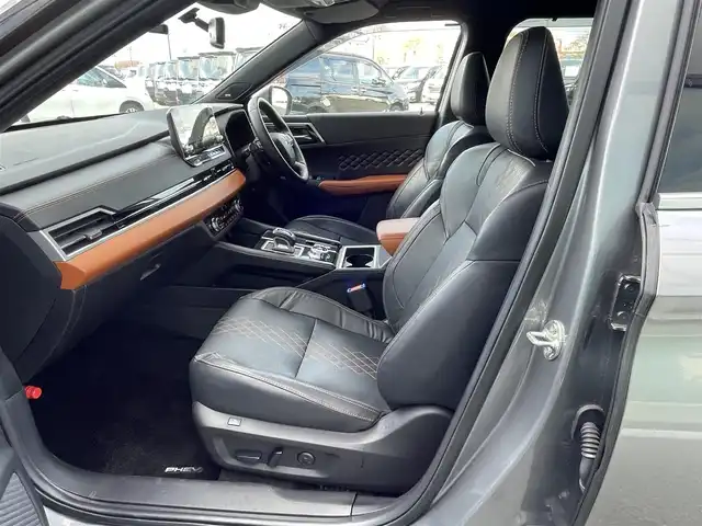 三菱 アウトランダー ＰＨＥＶ P 道央・札幌 2022(令4)年 2.9万km チタニウムグレーメタリック ４WD/プラグインハイブリッド/寒冷地仕様/BOSEサウンドシステム/純正メーカーナビ/AM/FM/BT/フルセグ/衝突被害軽減ブレーキ/横滑り防止装置/アダプティブクルーズコントロール/ヒルディセントコントロール/レーンキープアシスト/クリアランスソナー/アラウンドビューモニター/ドライブレコーダー/自動防眩ミラー/DRIVEMODE切替/EVMODE/ワイパーデアイサー/パワーバックドア/前席パワーシート/前席メモリーシート/前席/２列目シートヒーター/レザーシート/革巻きステアリング/ステアリングリモコン/パドルシフト/ハンドルヒーター/AC100V/電動パーキング/ブレーキホールド/プッシュスタート/スマートキー/LEDヘッドライト/オートライト/フォグランプ/電動格納ミラー/ウィンカーミラー/純正フロアマット/ドアバイザー/スペアキー