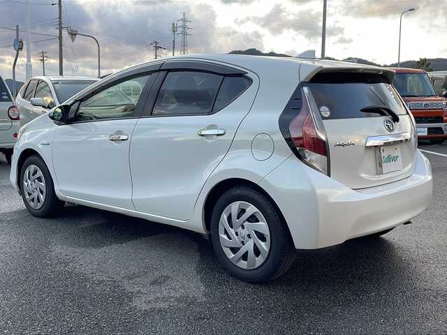 トヨタ アクア 兵庫県 2017(平29)年 7.5万km ライムホワイトパールクリスタルシャイン 社外ナビ（AM/FM/BT)/・フルセグTV/バックカメラ/レーンアシスト/オートライト/衝突軽減システム/横滑り防止/ステアリングスイッチ/車両接近通報装置/ECOモード/EVモード/LEDヘッドライト/ビルトインETC