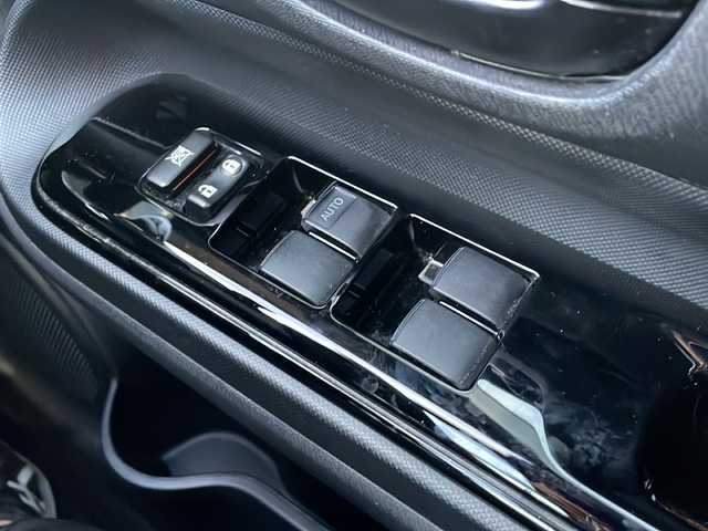 トヨタ アクア 兵庫県 2017(平29)年 7.5万km ライムホワイトパールクリスタルシャイン 社外ナビ（AM/FM/BT)/・フルセグTV/バックカメラ/レーンアシスト/オートライト/衝突軽減システム/横滑り防止/ステアリングスイッチ/車両接近通報装置/ECOモード/EVモード/LEDヘッドライト/ビルトインETC