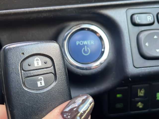 トヨタ アクア 兵庫県 2017(平29)年 7.5万km ライムホワイトパールクリスタルシャイン 社外ナビ（AM/FM/BT)/・フルセグTV/バックカメラ/レーンアシスト/オートライト/衝突軽減システム/横滑り防止/ステアリングスイッチ/車両接近通報装置/ECOモード/EVモード/LEDヘッドライト/ビルトインETC