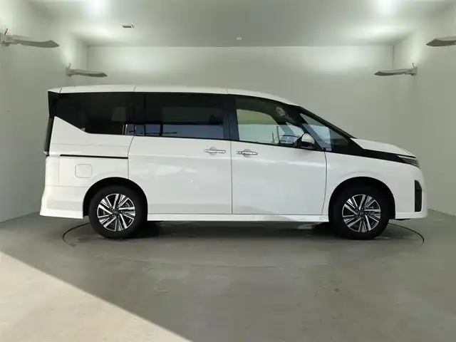 日産 セレナ ハイウェイスター V 福井県 2023(令5)年 5.6万km プリズムホワイト ４WD/プロパイロット/・衝突軽減ブレーキ/・車線逸脱警報機能/・レーンキープアシスト/・クルーズコントロール（追従有）/12.3インチナビゲーション/【AM/FM/Bluetooth/フルセグTV】/アラウンドビューモニター/ETC2.0/両側パワースライドドア/オートライト/LEDヘッドライド/コーナーセンサー/プッシュスタート/スマートキー/フロアマット
