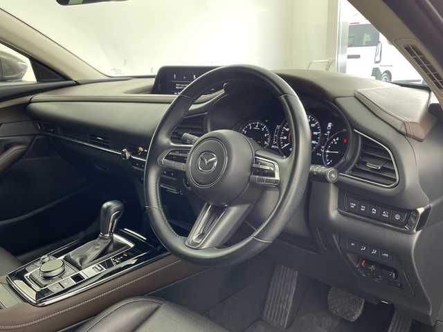 マツダ ＣＸ－３０ 20S Lパッケージ 兵庫県 2020(令2)年 2.1万km チタニウムフラッシュマイカ ・i-ACTIVSENSE/・スマートブレーキサポート/・スマートブレーキサポート（後進時）/・車間制御/・レーダークルーズコントロール/・オートマチックハイビーム/・速度標識警報/・ドライバーモニタリング/・前側方接近車両検知/・後側方接近車両検知/・車線逸脱警報システム/・ブラインドスポットモニター/・レーンキープアシストシステム/・前後パーキングセンサー/・純正8.8型SDナビ＆TV＆BT＆USB＆DVD/・360°カメラ/・黒革シート/・前席パワーシート/・前席シートヒーター/・運転席メモリーシート/・アイドリングストップ/・横滑り防止装置/・パワーバックドア/・革巻きステアリング/・ステアリングスイッチ/・ステアリングヒーター/・純正フロアマット/・電子パーキング/・オートホールド/・スマートキー/・プッシュスタート/・ビルトインETC/・電動格納ミラー/・LEDヘッドライト/・オートライト/・純正18インチアルミホイール