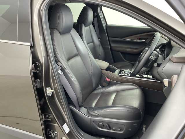 マツダ ＣＸ－３０ 20S Lパッケージ 兵庫県 2020(令2)年 2.1万km チタニウムフラッシュマイカ ・i-ACTIVSENSE/・スマートブレーキサポート/・スマートブレーキサポート（後進時）/・車間制御/・レーダークルーズコントロール/・オートマチックハイビーム/・速度標識警報/・ドライバーモニタリング/・前側方接近車両検知/・後側方接近車両検知/・車線逸脱警報システム/・ブラインドスポットモニター/・レーンキープアシストシステム/・前後パーキングセンサー/・純正8.8型SDナビ＆TV＆BT＆USB＆DVD/・360°カメラ/・黒革シート/・前席パワーシート/・前席シートヒーター/・運転席メモリーシート/・アイドリングストップ/・横滑り防止装置/・パワーバックドア/・革巻きステアリング/・ステアリングスイッチ/・ステアリングヒーター/・純正フロアマット/・電子パーキング/・オートホールド/・スマートキー/・プッシュスタート/・ビルトインETC/・電動格納ミラー/・LEDヘッドライト/・オートライト/・純正18インチアルミホイール