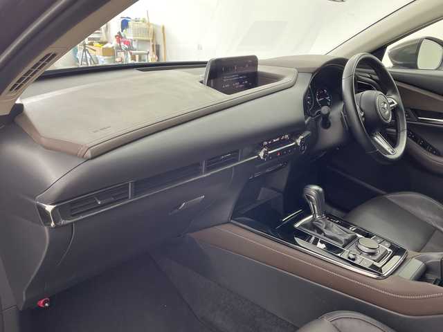 マツダ ＣＸ－３０ 20S Lパッケージ 兵庫県 2020(令2)年 2.1万km チタニウムフラッシュマイカ ・i-ACTIVSENSE/・スマートブレーキサポート/・スマートブレーキサポート（後進時）/・車間制御/・レーダークルーズコントロール/・オートマチックハイビーム/・速度標識警報/・ドライバーモニタリング/・前側方接近車両検知/・後側方接近車両検知/・車線逸脱警報システム/・ブラインドスポットモニター/・レーンキープアシストシステム/・前後パーキングセンサー/・純正8.8型SDナビ＆TV＆BT＆USB＆DVD/・360°カメラ/・黒革シート/・前席パワーシート/・前席シートヒーター/・運転席メモリーシート/・アイドリングストップ/・横滑り防止装置/・パワーバックドア/・革巻きステアリング/・ステアリングスイッチ/・ステアリングヒーター/・純正フロアマット/・電子パーキング/・オートホールド/・スマートキー/・プッシュスタート/・ビルトインETC/・電動格納ミラー/・LEDヘッドライト/・オートライト/・純正18インチアルミホイール