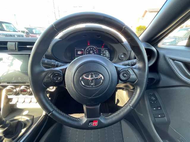 トヨタ ＧＲ８６ RC 静岡県 2022(令4)年 4.1万km クリスタルホワイトパール ●社外9インチディスプレイオーディオ/(BT/iPod)/●ヒルスタートアシスト/●LEDヘッドライト/●オートライト/●革巻きステアリング/●ステアリングスイッチ/●ETC/●SARDローダウン/●フジツボマフラー/●レベライザー/●ドアバイザー/●スマートキー/●プッシュスタート/●社外フロアマット/●社外17インチアルミホイール/(ENKEI)/●ダブル＋ニーSRS＋ABS