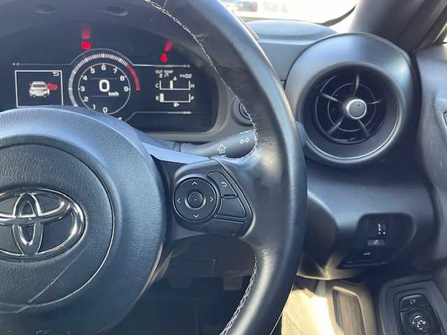 トヨタ ＧＲ８６ RC 静岡県 2022(令4)年 4.1万km クリスタルホワイトパール ●社外9インチディスプレイオーディオ/(BT/iPod)/●ヒルスタートアシスト/●LEDヘッドライト/●オートライト/●革巻きステアリング/●ステアリングスイッチ/●ETC/●SARDローダウン/●フジツボマフラー/●レベライザー/●ドアバイザー/●スマートキー/●プッシュスタート/●社外フロアマット/●社外17インチアルミホイール/(ENKEI)/●ダブル＋ニーSRS＋ABS