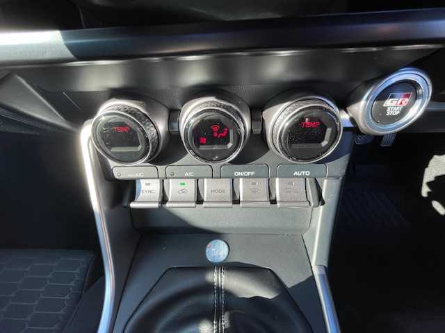 トヨタ ＧＲ８６ RC 静岡県 2022(令4)年 4.1万km クリスタルホワイトパール ●社外9インチディスプレイオーディオ/(BT/iPod)/●ヒルスタートアシスト/●LEDヘッドライト/●オートライト/●革巻きステアリング/●ステアリングスイッチ/●ETC/●SARDローダウン/●フジツボマフラー/●レベライザー/●ドアバイザー/●スマートキー/●プッシュスタート/●社外フロアマット/●社外17インチアルミホイール/(ENKEI)/●ダブル＋ニーSRS＋ABS