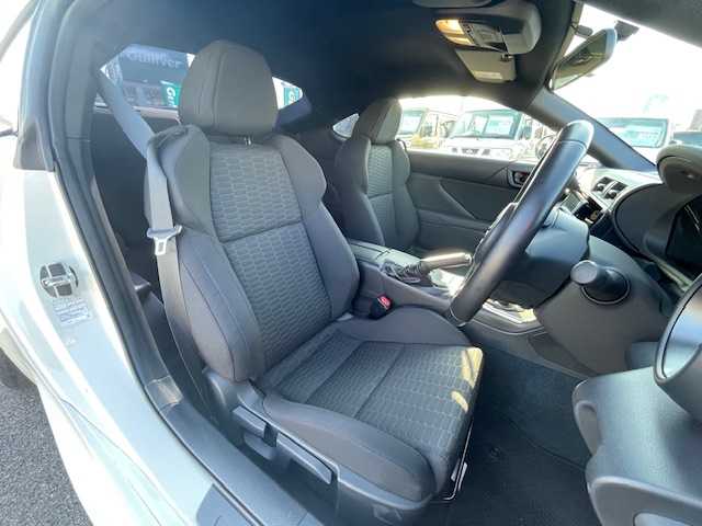 トヨタ ＧＲ８６ RC 静岡県 2022(令4)年 4.1万km クリスタルホワイトパール ●社外9インチディスプレイオーディオ/(BT/iPod)/●ヒルスタートアシスト/●LEDヘッドライト/●オートライト/●革巻きステアリング/●ステアリングスイッチ/●ETC/●SARDローダウン/●フジツボマフラー/●レベライザー/●ドアバイザー/●スマートキー/●プッシュスタート/●社外フロアマット/●社外17インチアルミホイール/(ENKEI)/●ダブル＋ニーSRS＋ABS