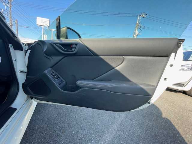 トヨタ ＧＲ８６ RC 静岡県 2022(令4)年 4.1万km クリスタルホワイトパール ●社外9インチディスプレイオーディオ/(BT/iPod)/●ヒルスタートアシスト/●LEDヘッドライト/●オートライト/●革巻きステアリング/●ステアリングスイッチ/●ETC/●SARDローダウン/●フジツボマフラー/●レベライザー/●ドアバイザー/●スマートキー/●プッシュスタート/●社外フロアマット/●社外17インチアルミホイール/(ENKEI)/●ダブル＋ニーSRS＋ABS