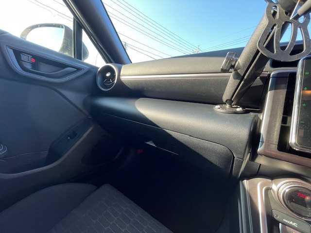 トヨタ ＧＲ８６ RC 静岡県 2022(令4)年 4.1万km クリスタルホワイトパール ●社外9インチディスプレイオーディオ/(BT/iPod)/●ヒルスタートアシスト/●LEDヘッドライト/●オートライト/●革巻きステアリング/●ステアリングスイッチ/●ETC/●SARDローダウン/●フジツボマフラー/●レベライザー/●ドアバイザー/●スマートキー/●プッシュスタート/●社外フロアマット/●社外17インチアルミホイール/(ENKEI)/●ダブル＋ニーSRS＋ABS