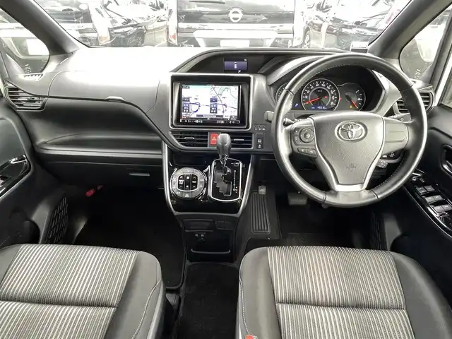 トヨタ ヴォクシー ZS 煌 熊本県 2018(平30)年 4.7万km ホワイトパールクリスタルシャイン 社外SDナビAVIC-RL801（CD・DVD・フルセグ・BT・SD・ipod・USB）/バックカメラ/社外前方ドライブレコーダー/社外フリップダウンモニター/ETC/両側パワースライドドア/クルーズコントロール/衝突軽減ブレーキ/レーンキープアシスト/横滑り防止/アイドリングストップ/社外フロアマット/純正１６インチAW/オートライト/LEDヘッドライト/フォグライト/スマートキー/プッシュスタート/スペアキー1本/取扱説明書