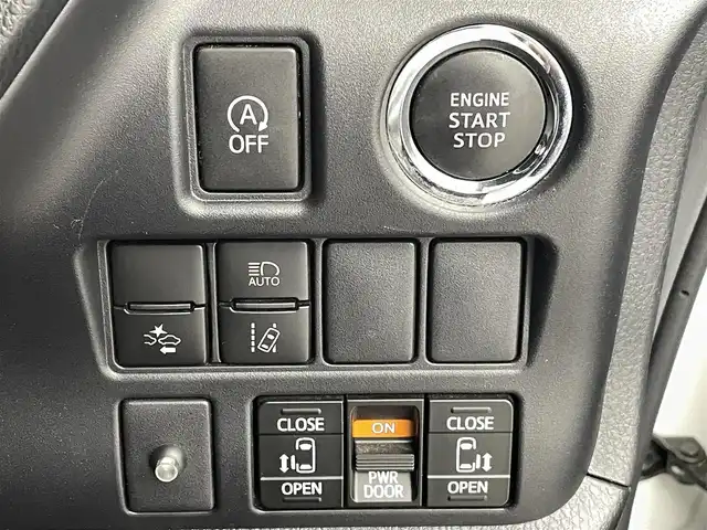 トヨタ ヴォクシー ZS 煌 熊本県 2018(平30)年 4.7万km ホワイトパールクリスタルシャイン 社外SDナビAVIC-RL801（CD・DVD・フルセグ・BT・SD・ipod・USB）/バックカメラ/社外前方ドライブレコーダー/社外フリップダウンモニター/ETC/両側パワースライドドア/クルーズコントロール/衝突軽減ブレーキ/レーンキープアシスト/横滑り防止/アイドリングストップ/社外フロアマット/純正１６インチAW/オートライト/LEDヘッドライト/フォグライト/スマートキー/プッシュスタート/スペアキー1本/取扱説明書