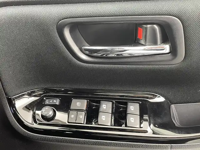 トヨタ ヴォクシー ZS 煌 熊本県 2018(平30)年 4.7万km ホワイトパールクリスタルシャイン 社外SDナビAVIC-RL801（CD・DVD・フルセグ・BT・SD・ipod・USB）/バックカメラ/社外前方ドライブレコーダー/社外フリップダウンモニター/ETC/両側パワースライドドア/クルーズコントロール/衝突軽減ブレーキ/レーンキープアシスト/横滑り防止/アイドリングストップ/社外フロアマット/純正１６インチAW/オートライト/LEDヘッドライト/フォグライト/スマートキー/プッシュスタート/スペアキー1本/取扱説明書