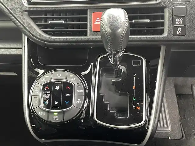 トヨタ ヴォクシー ZS 煌 熊本県 2018(平30)年 4.7万km ホワイトパールクリスタルシャイン 社外SDナビAVIC-RL801（CD・DVD・フルセグ・BT・SD・ipod・USB）/バックカメラ/社外前方ドライブレコーダー/社外フリップダウンモニター/ETC/両側パワースライドドア/クルーズコントロール/衝突軽減ブレーキ/レーンキープアシスト/横滑り防止/アイドリングストップ/社外フロアマット/純正１６インチAW/オートライト/LEDヘッドライト/フォグライト/スマートキー/プッシュスタート/スペアキー1本/取扱説明書