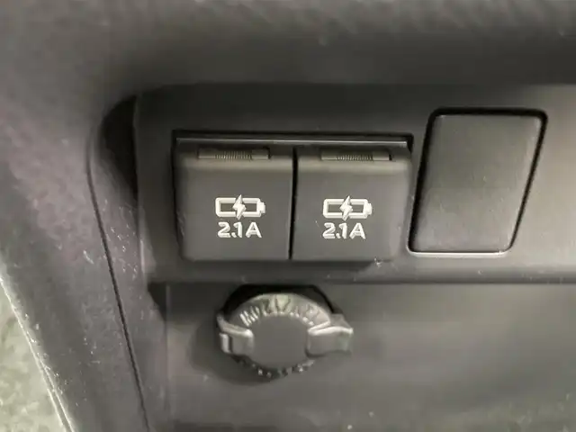 トヨタ ヴォクシー ZS 煌 熊本県 2018(平30)年 4.7万km ホワイトパールクリスタルシャイン 社外SDナビAVIC-RL801（CD・DVD・フルセグ・BT・SD・ipod・USB）/バックカメラ/社外前方ドライブレコーダー/社外フリップダウンモニター/ETC/両側パワースライドドア/クルーズコントロール/衝突軽減ブレーキ/レーンキープアシスト/横滑り防止/アイドリングストップ/社外フロアマット/純正１６インチAW/オートライト/LEDヘッドライト/フォグライト/スマートキー/プッシュスタート/スペアキー1本/取扱説明書