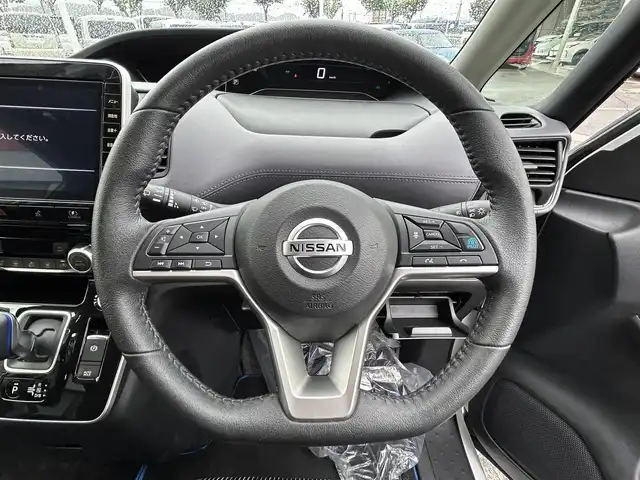 日産 セレナ e－パワー ハイウェイスター V 和歌山県 2021(令3)年 1.4万km ブリリアントホワイトパール 純正ナビ/フルセグTV/デジタルインナーミラー/アラウンドビューモニター/純正フリップダウンモニター/（BT/CD/DVD）/プロパイロット/エマージェンシーブレーキ/ブラインドスポットモニター/踏み間違い防止機能/前後コーナーセンサー/両側パワースライドドア/前後ドラレコ/リアサンシェード/LEDヘッドライト/オートライト/オートマチックハイビーム