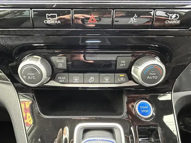 日産 セレナ e－パワー ハイウェイスター V 和歌山県 2021(令3)年 1.4万km ブリリアントホワイトパール 純正ナビ/フルセグTV/デジタルインナーミラー/アラウンドビューモニター/純正フリップダウンモニター/（BT/CD/DVD）/プロパイロット/エマージェンシーブレーキ/ブラインドスポットモニター/踏み間違い防止機能/前後コーナーセンサー/両側パワースライドドア/前後ドラレコ/リアサンシェード/LEDヘッドライト/オートライト/オートマチックハイビーム