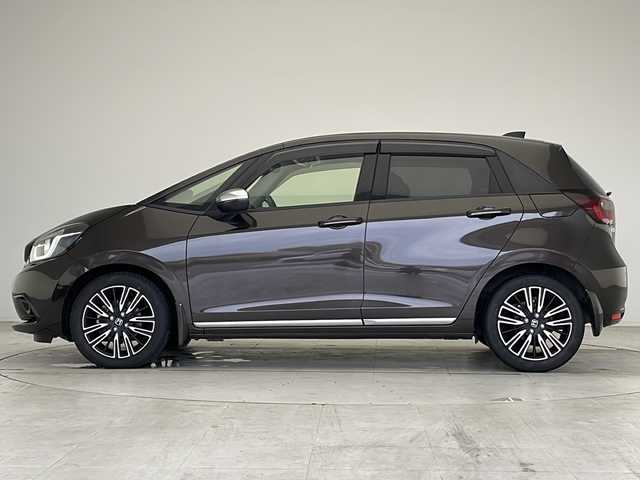 ホンダ フィット e:HEVリュクス 愛知県 2020(令2)年 4.7万km 茶 ホンダセンシング/衝突軽減システム/純正８型SDナビ/レーダークルーズコントロール/シートヒーター/フルセグ/CD/DVD/Bluetooth/バックカメラ/コーナーセンサー/純正アルミホイール/LEDヘッドライト/ステアリングヒーター/オートマチックハイビーム/ドライブレコーダー/ETC/ステアリングスイッチ/スマートキー/プッシュスタート