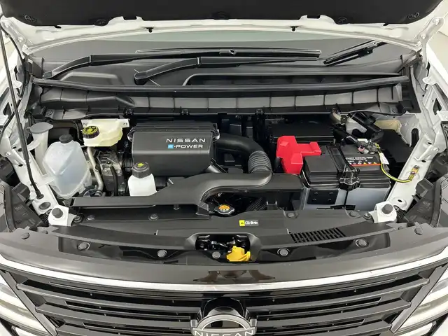 日産 セレナ e－パワー ハイウェイスター V 愛知県 2025(令7)年 0.1万km未満 プリズムホワイト 登録済未使用車/純正12.3インチナビ/（AM/FM/Bluetooth/フルセグTV/USB)/全方位カメラ/プロパイロット/衝突軽減ブレーキ/レーンキープアシスト/オートマチックハイビーム/追従式クルーズコントロール/ブラインドスポットモニター/コーナーセンサー/ETC2.0/ドライブレコーダー/両側パワースライドドア/LEDヘッドライト/スマートキー/スペアキー有/純正16インチアルミホイール