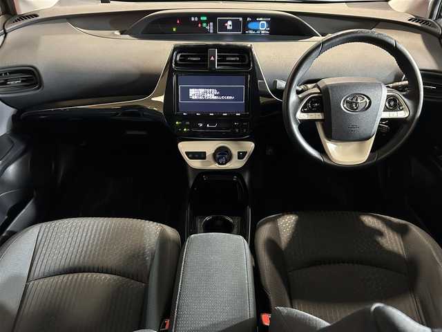 トヨタ プリウス Sセーフティプラス 愛媛県 2018(平30)年 3.8万km アティチュードブラックマイカ ・９型ナビ（フルセグＴＶ・ＢＴ・ＳＤ・ＣＤ・ＤＶＤ・ＦＭ・ＡＭ）/・バックカメラ　/・ＥＴＣ２．０　/・前方ドラレコ　/・レーダークルーズコントロール　/・レーンキープアシスト　/・オートマチックハイビーム　/・衝突軽減ブレーキ/・パーキングアシスト/・スペアキー