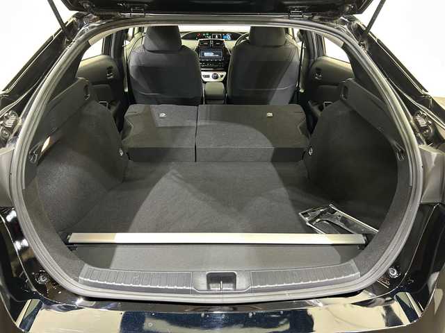 トヨタ プリウス Sセーフティプラス 愛媛県 2018(平30)年 3.8万km アティチュードブラックマイカ ・９型ナビ（フルセグＴＶ・ＢＴ・ＳＤ・ＣＤ・ＤＶＤ・ＦＭ・ＡＭ）/・バックカメラ　/・ＥＴＣ２．０　/・前方ドラレコ　/・レーダークルーズコントロール　/・レーンキープアシスト　/・オートマチックハイビーム　/・衝突軽減ブレーキ/・パーキングアシスト/・スペアキー