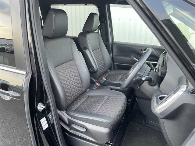 トヨタ ヴォクシー S－Z 福岡県 2022(令4)年 2.9万km アティチュードブラックマイカ 快適利便パッケージｈｉｇｈ　/１０．５インチディスプレイオーディオプラス　/１４型後席有機ＥＬディスプレイ　/パワーバックドア　/ユニバーサルステップ　/ハーフレザーシート　/後席オットマン　/両側パワースライドＤ/CD/DVD/ETC2.0/Bluetooth/フルセグTV/純正17インチアルミホイール/シートヒーター/レーダークルーズコントロール
