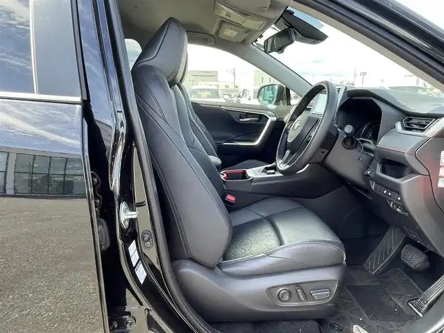 トヨタ ＲＡＶ４ アドベンチャー オフロードPKG 道央・札幌 2022(令4)年 3.6万km アティチュードブラックマイカ ４WD/ワンオーナー/寒冷地仕様/純正ディーラーOPナビ/AM/FM/BT/SD/フルセグ/トヨタセーフティセンス/衝突被害軽減ブレーキ/横滑り防止装置/レーダークルーズコントロール/レーンキープアシスト/ダウンヒルアシストコントロール/クリアランスソナー/ブラインドスポットモニター/ECOMODE/SPORTMODE/SNOWMODE/D席パワーシート/メモリーシート/前席シートヒーター/前席エアシート/レザーシート/革巻きステアリング/ステアリングリモコン/ハンドルヒーター/電動パーキング/ブレーキホールド/自動防眩ミラー/MTモード付AT/プッシュスタート/スマートキー/LEDヘッドライト/フォグランプ/オートライト/オートハイビーム/電動格納ミラー/ウィンカーミラー/純正フロアマット/ドアバイザー/スペアキー