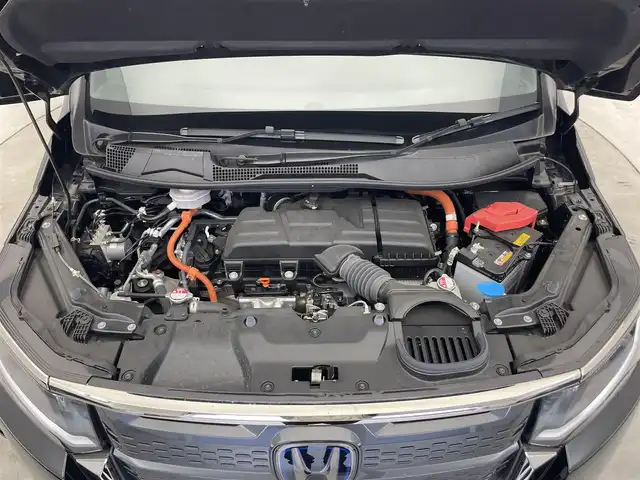 ホンダ ステップワゴン スパーダ eHEV 熊本県 2023(令5)年 0.9万km クリスタルブラックパール 純正8インチナビ/(Bluetooth/CD/DVD/USB/SD/フルセグTV)/ホンダセンシング/・衝突軽減ブレーキ（CMBS）/・誤発進抑制機能/・後方誤発進抑制機能/・近距離衝突軽減ブレーキ/・歩行者事故低減ステアリング/・路外逸脱抑制機能/・渋滞追従機能付アダプティブクルーズコントロール/・車線維持支援システム（LKAS）/・トラフィックジャムアシスト（渋滞運転支援機能）/・先行車発進お知らせ機能/・標識認識機能/・オートマチックハイビーム/・アダプティブドライビングビーム/バックカメラ/クリアランスソナー/ブラインドスポットインフォメーション/LEDヘッドライト/両側パワースライドドア/パワーバックドア/ハーフレザーシート/D/Nシートヒーター/二列目オットマン/電動パーキングブレーキ/オートブレーキホールド/パドルシフト/純正フロアマット/ドアバイザー/プッシュスタート/スマートキー/ステアリングリモコン