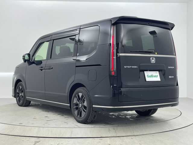 ホンダ ステップワゴン スパーダ eHEV 熊本県 2023(令5)年 0.9万km クリスタルブラックパール 純正8インチナビ/(Bluetooth/CD/DVD/USB/SD/フルセグTV)/ホンダセンシング/・衝突軽減ブレーキ（CMBS）/・誤発進抑制機能/・後方誤発進抑制機能/・近距離衝突軽減ブレーキ/・歩行者事故低減ステアリング/・路外逸脱抑制機能/・渋滞追従機能付アダプティブクルーズコントロール/・車線維持支援システム（LKAS）/・トラフィックジャムアシスト（渋滞運転支援機能）/・先行車発進お知らせ機能/・標識認識機能/・オートマチックハイビーム/・アダプティブドライビングビーム/バックカメラ/クリアランスソナー/ブラインドスポットインフォメーション/LEDヘッドライト/両側パワースライドドア/パワーバックドア/ハーフレザーシート/D/Nシートヒーター/二列目オットマン/電動パーキングブレーキ/オートブレーキホールド/パドルシフト/純正フロアマット/ドアバイザー/プッシュスタート/スマートキー/ステアリングリモコン