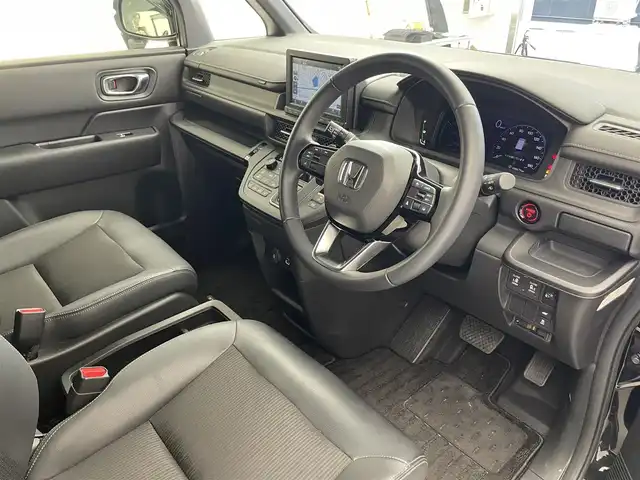 ホンダ ステップワゴン スパーダ eHEV 熊本県 2023(令5)年 0.9万km クリスタルブラックパール 純正8インチナビ/(Bluetooth/CD/DVD/USB/SD/フルセグTV)/ホンダセンシング/・衝突軽減ブレーキ（CMBS）/・誤発進抑制機能/・後方誤発進抑制機能/・近距離衝突軽減ブレーキ/・歩行者事故低減ステアリング/・路外逸脱抑制機能/・渋滞追従機能付アダプティブクルーズコントロール/・車線維持支援システム（LKAS）/・トラフィックジャムアシスト（渋滞運転支援機能）/・先行車発進お知らせ機能/・標識認識機能/・オートマチックハイビーム/・アダプティブドライビングビーム/バックカメラ/クリアランスソナー/ブラインドスポットインフォメーション/LEDヘッドライト/両側パワースライドドア/パワーバックドア/ハーフレザーシート/D/Nシートヒーター/二列目オットマン/電動パーキングブレーキ/オートブレーキホールド/パドルシフト/純正フロアマット/ドアバイザー/プッシュスタート/スマートキー/ステアリングリモコン