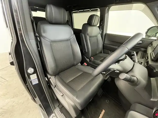 ホンダ ステップワゴン スパーダ eHEV 熊本県 2023(令5)年 0.9万km クリスタルブラックパール 純正8インチナビ/(Bluetooth/CD/DVD/USB/SD/フルセグTV)/ホンダセンシング/・衝突軽減ブレーキ（CMBS）/・誤発進抑制機能/・後方誤発進抑制機能/・近距離衝突軽減ブレーキ/・歩行者事故低減ステアリング/・路外逸脱抑制機能/・渋滞追従機能付アダプティブクルーズコントロール/・車線維持支援システム（LKAS）/・トラフィックジャムアシスト（渋滞運転支援機能）/・先行車発進お知らせ機能/・標識認識機能/・オートマチックハイビーム/・アダプティブドライビングビーム/バックカメラ/クリアランスソナー/ブラインドスポットインフォメーション/LEDヘッドライト/両側パワースライドドア/パワーバックドア/ハーフレザーシート/D/Nシートヒーター/二列目オットマン/電動パーキングブレーキ/オートブレーキホールド/パドルシフト/純正フロアマット/ドアバイザー/プッシュスタート/スマートキー/ステアリングリモコン