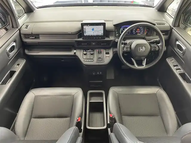 ホンダ ステップワゴン スパーダ eHEV 熊本県 2023(令5)年 0.9万km クリスタルブラックパール 純正8インチナビ/(Bluetooth/CD/DVD/USB/SD/フルセグTV)/ホンダセンシング/・衝突軽減ブレーキ（CMBS）/・誤発進抑制機能/・後方誤発進抑制機能/・近距離衝突軽減ブレーキ/・歩行者事故低減ステアリング/・路外逸脱抑制機能/・渋滞追従機能付アダプティブクルーズコントロール/・車線維持支援システム（LKAS）/・トラフィックジャムアシスト（渋滞運転支援機能）/・先行車発進お知らせ機能/・標識認識機能/・オートマチックハイビーム/・アダプティブドライビングビーム/バックカメラ/クリアランスソナー/ブラインドスポットインフォメーション/LEDヘッドライト/両側パワースライドドア/パワーバックドア/ハーフレザーシート/D/Nシートヒーター/二列目オットマン/電動パーキングブレーキ/オートブレーキホールド/パドルシフト/純正フロアマット/ドアバイザー/プッシュスタート/スマートキー/ステアリングリモコン