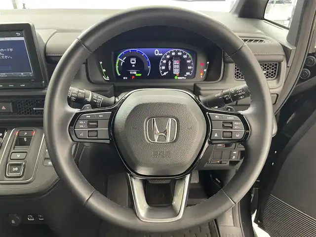 ホンダ ステップワゴン スパーダ eHEV 熊本県 2023(令5)年 0.9万km クリスタルブラックパール 純正8インチナビ/(Bluetooth/CD/DVD/USB/SD/フルセグTV)/ホンダセンシング/・衝突軽減ブレーキ（CMBS）/・誤発進抑制機能/・後方誤発進抑制機能/・近距離衝突軽減ブレーキ/・歩行者事故低減ステアリング/・路外逸脱抑制機能/・渋滞追従機能付アダプティブクルーズコントロール/・車線維持支援システム（LKAS）/・トラフィックジャムアシスト（渋滞運転支援機能）/・先行車発進お知らせ機能/・標識認識機能/・オートマチックハイビーム/・アダプティブドライビングビーム/バックカメラ/クリアランスソナー/ブラインドスポットインフォメーション/LEDヘッドライト/両側パワースライドドア/パワーバックドア/ハーフレザーシート/D/Nシートヒーター/二列目オットマン/電動パーキングブレーキ/オートブレーキホールド/パドルシフト/純正フロアマット/ドアバイザー/プッシュスタート/スマートキー/ステアリングリモコン
