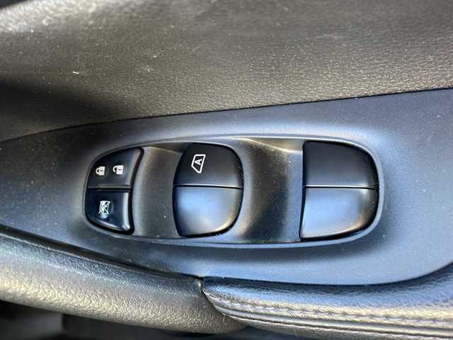 日産 エクストレイル 20X エマージェンシーブレーキ 大阪府 2015(平27)年 9.8万km チタニウムカーキ エマージェンシーブレーキ/純正ナビ/フルセグTV/純正フリップダウンモニター/純正１７インチAW/LEDヘッドライト/フォグランプ/カプロンシート/前席シートヒーター/ルーフキャリア/ウインカーミラー/コーナーセンサー/純正マット/保証書/取扱説明書/スペアキー1本