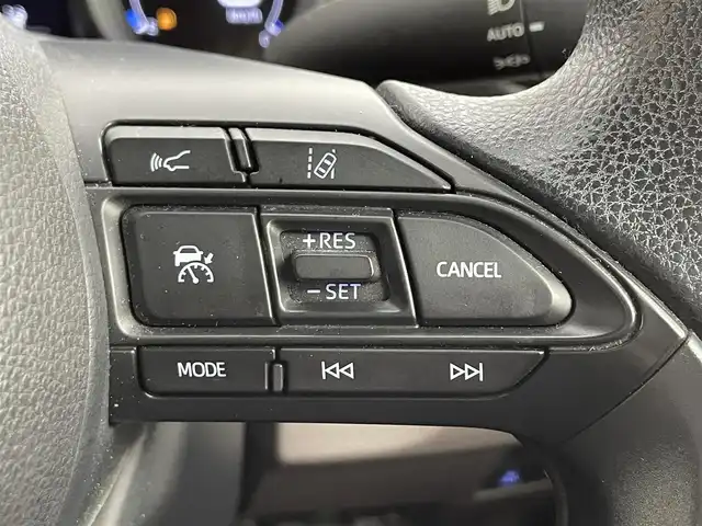 トヨタ ヤリス ハイブリッド G 道央・札幌 2020(令2)年 3.9万km ブラック/アイスピンクメタリック ・ワンオーナー/・４WD/・寒冷地仕様/・純正ディスプレイオーディオ（コネクティッドナビ）/　Miracast/Bluetooth/USB/・バックカメラ/・ビルトインETC/・AC100V/1500W/・トヨタセーフティセンス/　LTA/PCS/PKSB/RSA/　先行車発進告知/後退速度抑制/　クリアランスソナー/・レーダークルーズコントロール/・横滑り防止装置/・EVモード/DRIVEモード/・SOSコール/・オートマチックハイビーム/・オートライト/・LEDヘッドライト/・ヘッドランプレベライザー/・ミラーウィンカー/・オートリトラクタブルミラー/・ミラーヒーター/・純正フロアマット/・プッシュスタート/・スマートキー/・スペアキー/・取/保/・AW付夏タイヤ積込