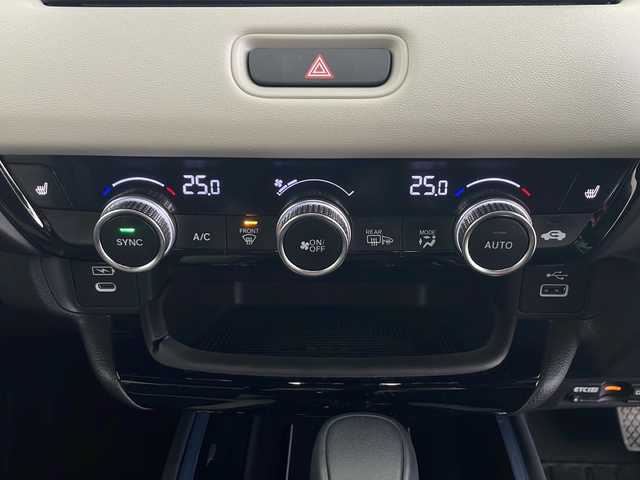 ホンダ ヴェゼル ハイブリッド e:HEV Z PLaYパッケージ 秋田県 2024(令6)年 2.4万km クリスタルブラックパール 4WD/ガラスルーフ/ホンダセンシング/純正メモリナビ/Bluetooth/アラウンドビューモニター　/クリアランスソナー/ブラインドスポットモニター/パワーバックドア/LEDオートライト/革巻きステアリング/ステアリングスイッチ/ダウンヒルアシスト/スマートキー/ETC2.0