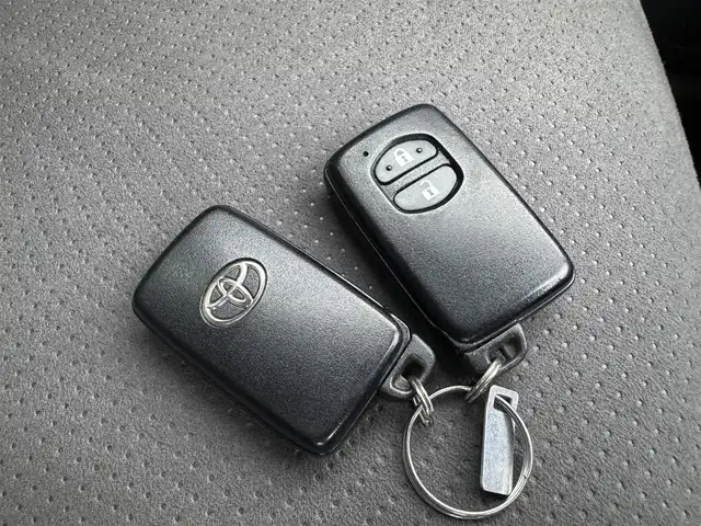 トヨタ プリウス S ツーリングセレクション 愛媛県 2011(平23)年 5.8万km アクアマイカメタリック 登録時走行距離：58069km/ディーラーOP純正ナビ/CD/DVD/BT/フルセグTV/ビルトインETC/バックカメラ/LEDヘッドライト/オートライト/フォグランプ/エンジンスタートボタン/スマートキー/ホワイトペイントアルミホイール/純正フロアマット/AAC