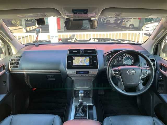 トヨタ ランドクルーザー プラド TX Lパッケージ 神奈川県 2020(令2)年 4.6万km ブラック ワンオーナー		/モデリスタフロントスポイラー/純正SDナビ【NSZT-W68T】/・DTV/SD/CD/DVD/SDREC/BT			/バックカメラ/クリアランスソナー/電動ムーンルーフ/ルーフレール/黒革シート/前席パワーシート/前席シートヒーター/エアシート/純正19インチAW	/ビルトインETC2.0/前側ドライブレコーダー/ToyotaSafetySense/・プリクラッシュセーフティ/・レーンデパーチャーアラート/・レーダークルーズコントロール/・オートマチックハイビーム	/オートライト				/純正LEDヘッドライト		/フォグランプ	/センターデフロックスイッチ/ダウンヒルコントロールスイッチ	/プッシュEgスタート/ストップ/スマートキー×2		/サイド/カーテン/ニーエアバック		/ターンランプ付電動格納ドアミラー/ドアバイザー/純正フロアマット		/取扱説明書/ナビ取扱説明書	/新車時保証書