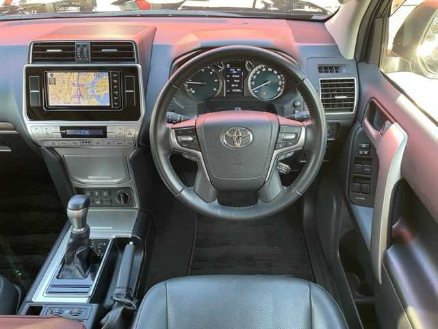 トヨタ ランドクルーザー プラド TX Lパッケージ 神奈川県 2020(令2)年 4.6万km ブラック ワンオーナー		/モデリスタフロントスポイラー/純正SDナビ【NSZT-W68T】/・DTV/SD/CD/DVD/SDREC/BT			/バックカメラ/クリアランスソナー/電動ムーンルーフ/ルーフレール/黒革シート/前席パワーシート/前席シートヒーター/エアシート/純正19インチAW	/ビルトインETC2.0/前側ドライブレコーダー/ToyotaSafetySense/・プリクラッシュセーフティ/・レーンデパーチャーアラート/・レーダークルーズコントロール/・オートマチックハイビーム	/オートライト				/純正LEDヘッドライト		/フォグランプ	/センターデフロックスイッチ/ダウンヒルコントロールスイッチ	/プッシュEgスタート/ストップ/スマートキー×2		/サイド/カーテン/ニーエアバック		/ターンランプ付電動格納ドアミラー/ドアバイザー/純正フロアマット		/取扱説明書/ナビ取扱説明書	/新車時保証書