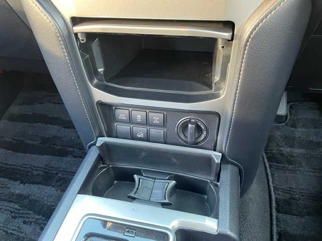 トヨタ ランドクルーザー プラド TX Lパッケージ 神奈川県 2020(令2)年 4.6万km ブラック ワンオーナー		/モデリスタフロントスポイラー/純正SDナビ【NSZT-W68T】/・DTV/SD/CD/DVD/SDREC/BT			/バックカメラ/クリアランスソナー/電動ムーンルーフ/ルーフレール/黒革シート/前席パワーシート/前席シートヒーター/エアシート/純正19インチAW	/ビルトインETC2.0/前側ドライブレコーダー/ToyotaSafetySense/・プリクラッシュセーフティ/・レーンデパーチャーアラート/・レーダークルーズコントロール/・オートマチックハイビーム	/オートライト				/純正LEDヘッドライト		/フォグランプ	/センターデフロックスイッチ/ダウンヒルコントロールスイッチ	/プッシュEgスタート/ストップ/スマートキー×2		/サイド/カーテン/ニーエアバック		/ターンランプ付電動格納ドアミラー/ドアバイザー/純正フロアマット		/取扱説明書/ナビ取扱説明書	/新車時保証書