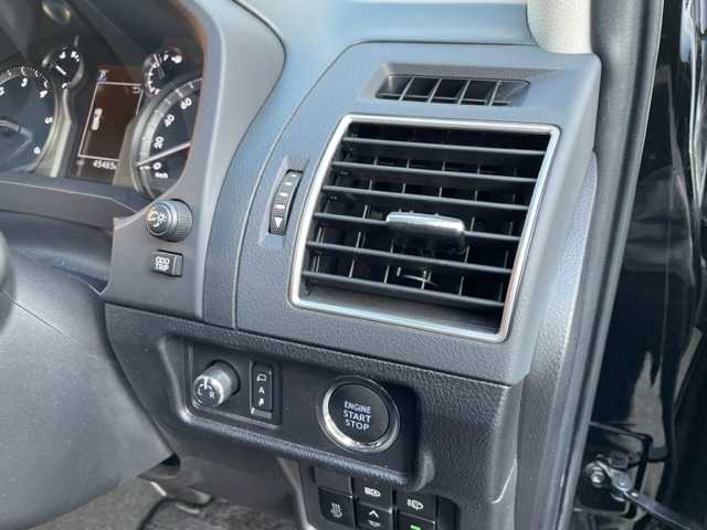 トヨタ ランドクルーザー プラド TX Lパッケージ 神奈川県 2020(令2)年 4.6万km ブラック ワンオーナー		/モデリスタフロントスポイラー/純正SDナビ【NSZT-W68T】/・DTV/SD/CD/DVD/SDREC/BT			/バックカメラ/クリアランスソナー/電動ムーンルーフ/ルーフレール/黒革シート/前席パワーシート/前席シートヒーター/エアシート/純正19インチAW	/ビルトインETC2.0/前側ドライブレコーダー/ToyotaSafetySense/・プリクラッシュセーフティ/・レーンデパーチャーアラート/・レーダークルーズコントロール/・オートマチックハイビーム	/オートライト				/純正LEDヘッドライト		/フォグランプ	/センターデフロックスイッチ/ダウンヒルコントロールスイッチ	/プッシュEgスタート/ストップ/スマートキー×2		/サイド/カーテン/ニーエアバック		/ターンランプ付電動格納ドアミラー/ドアバイザー/純正フロアマット		/取扱説明書/ナビ取扱説明書	/新車時保証書